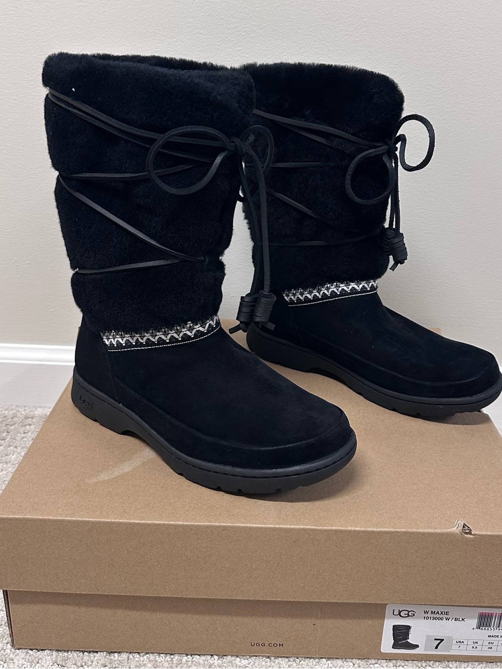 UGG Women's Maxie Bkack Winter Suede Lace-Up Boots